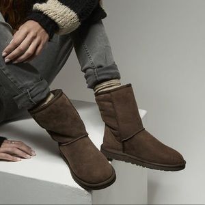 Women’s ugg classic short in chocolate